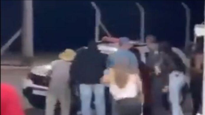 Vídeo: PM é espancado durante confusão posto de gasolina