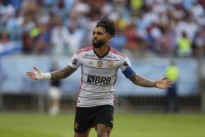 Flamengo vence Bahia e sobe na tabela do Brasileirão