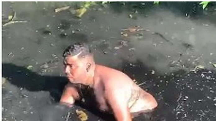 Jovem é internado após pular em esgoto pra pegar IPhone 12