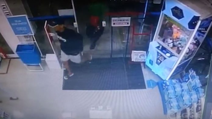 Bandidos roubam carro e assaltam farmácia logo em seguida