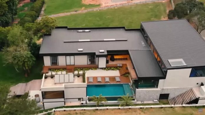 Veja a nova mansão de Boca Rosa comprada por R$ 18 milhões