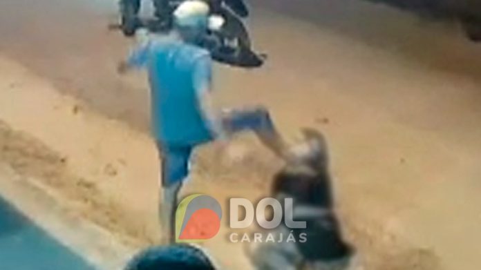 Vídeo: tomado por ciúme, homem espanca mulher no meio da rua