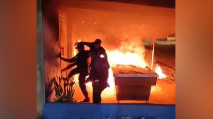 Policiais militares salvam moradores de casa pegando fogo