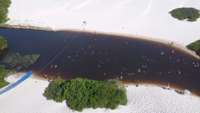 Lago da Coca-Cola oferece água doce e ambiente sem carros no centro da Praia do Atalaia, em Salinas